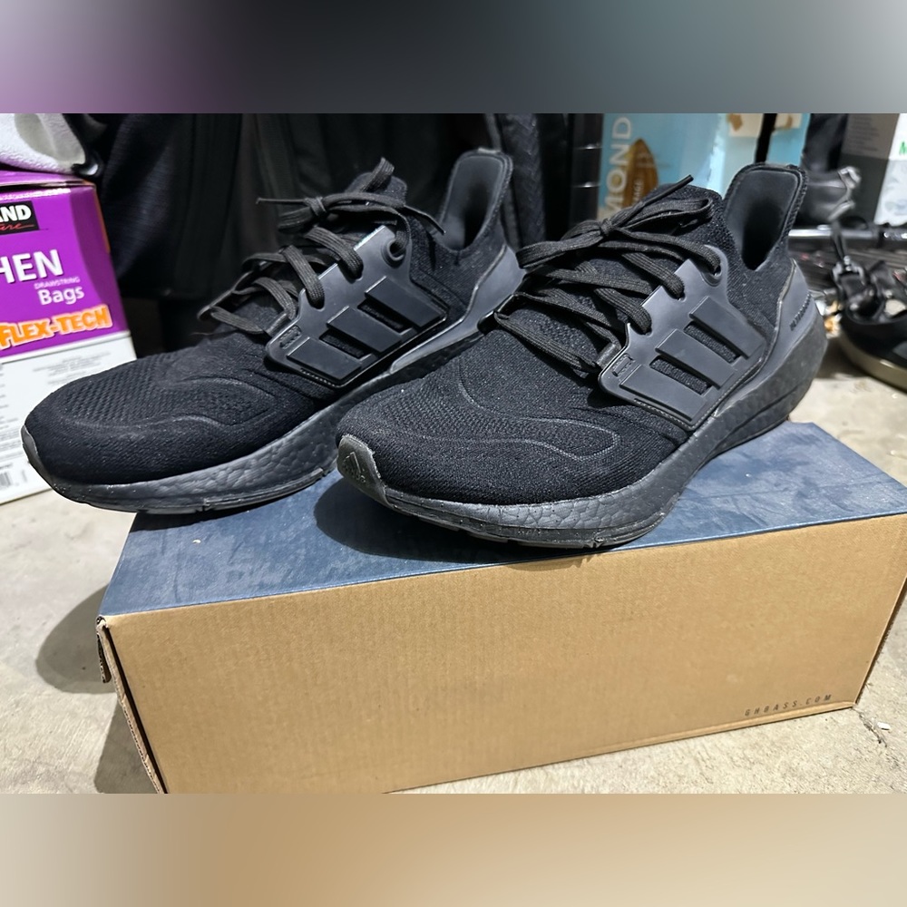 Adidas ultraboost size 10 - Picture 3 of 4